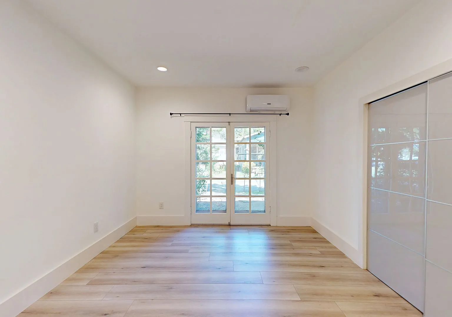 Fully Remodeled! Large 2 bedroom 1 bathroom for rent in Pasadena. — Photo 1