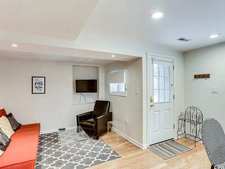 1010 C St SE — Photo 8