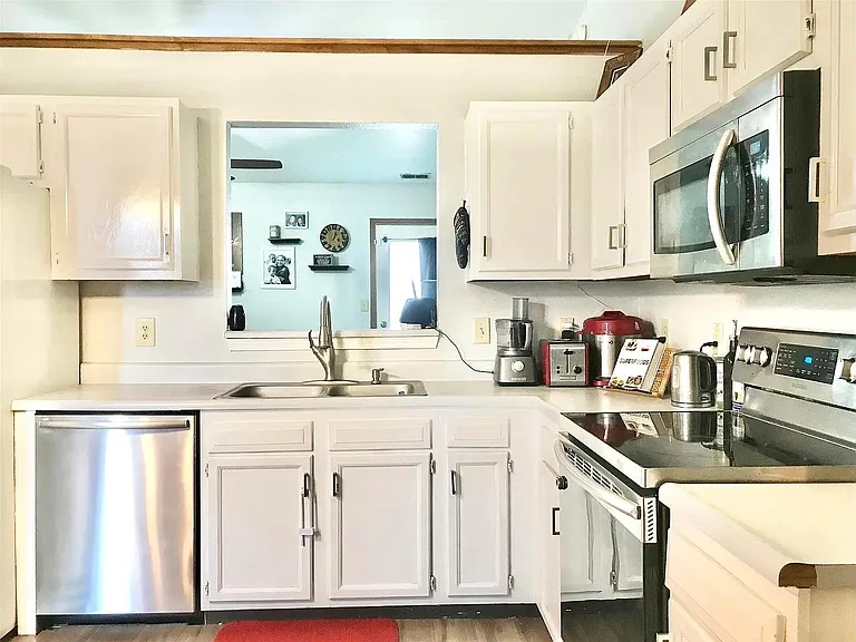 1304 Tammie Ct — Photo 2