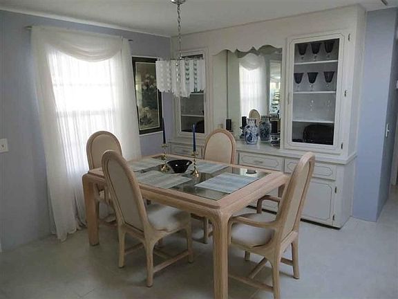 5th image of 332 Shoreland Dr
