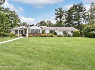 2 Rolling Dr, Old Westbury, NY 11568