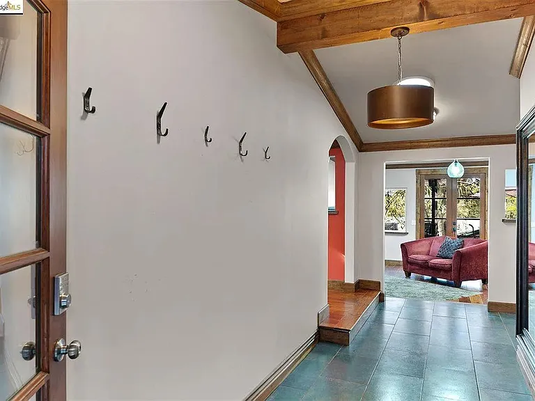 1031 Short St — Photo 3
