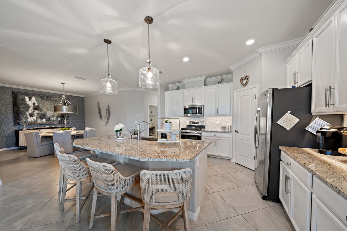 Kitchen - Large Island