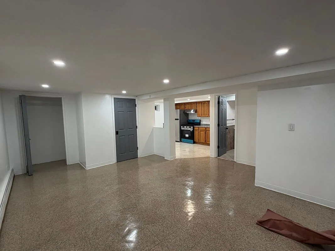 2 bed, 1.0 bath, 880 sqft, $2,300 — Photo 3