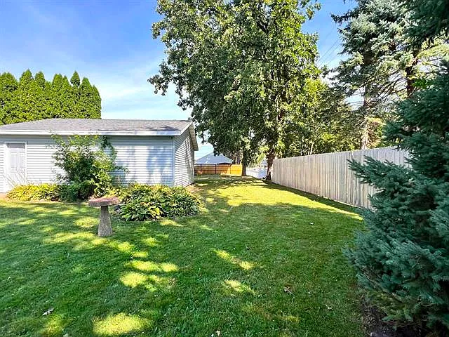 3 bed, 1012 sqft, $1,900 — Photo 3