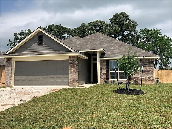 2nd image of 830 Heritage Dr