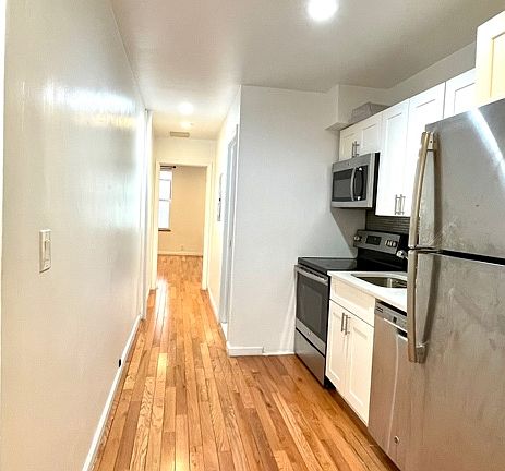 4th image of 150 E Broadway #2W