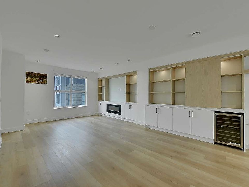 1st image of 12585 104a Ave #40