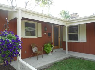 422 Park Crest Dr, Thiensville, WI 53092