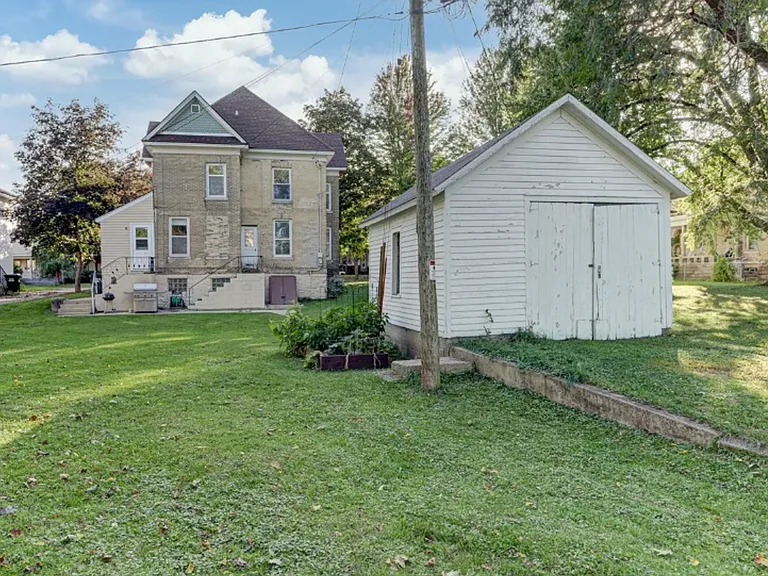511 W Wisconsin St — Photo 39