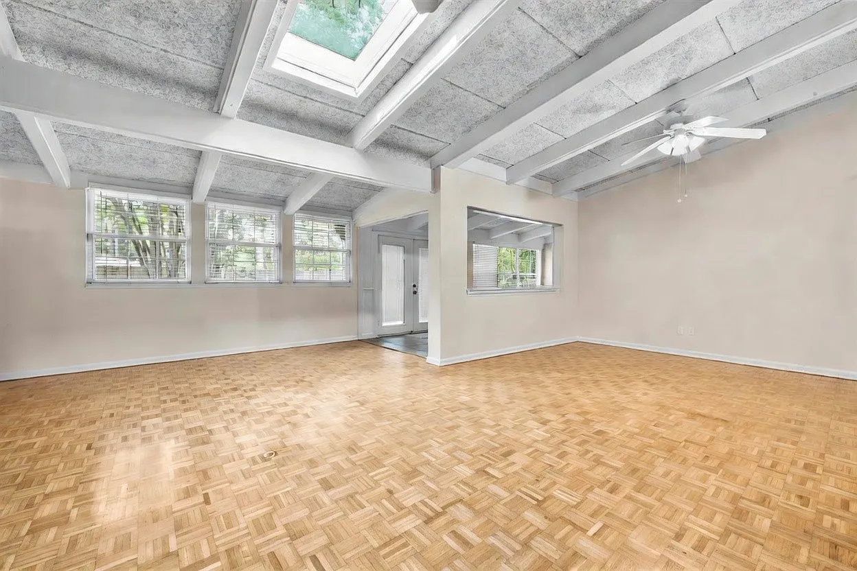 4 bed, 2.5 bath, 2400 sqft, $3,000 — Photo 4