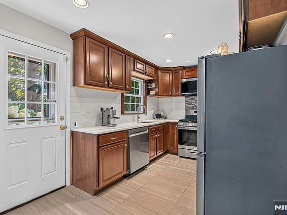3rd image of 27 Grayson Pl