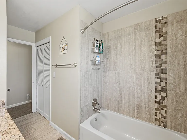 1040 S Fulton St — Photo 16
