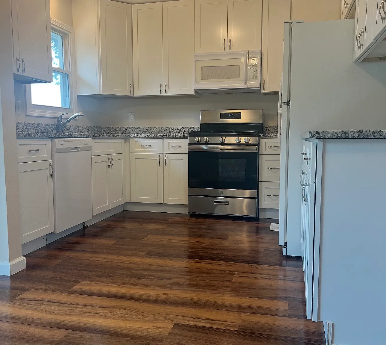 1969 Queens Dr — Photo 2