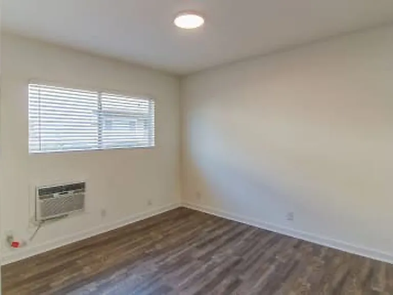 570 N Los Robles Ave — Photo 33