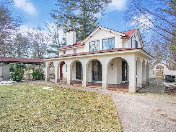 18643 N Fruitport Rd, Spring Lake, MI 49456
