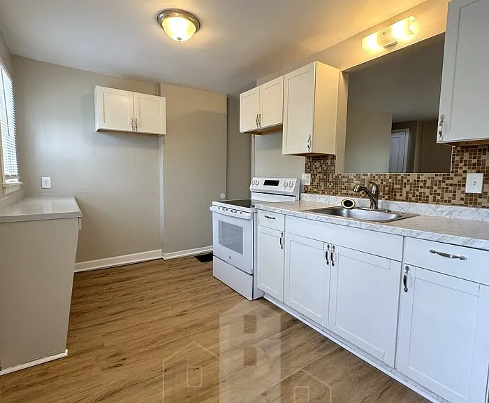 1079 S James Rd — Photo 8