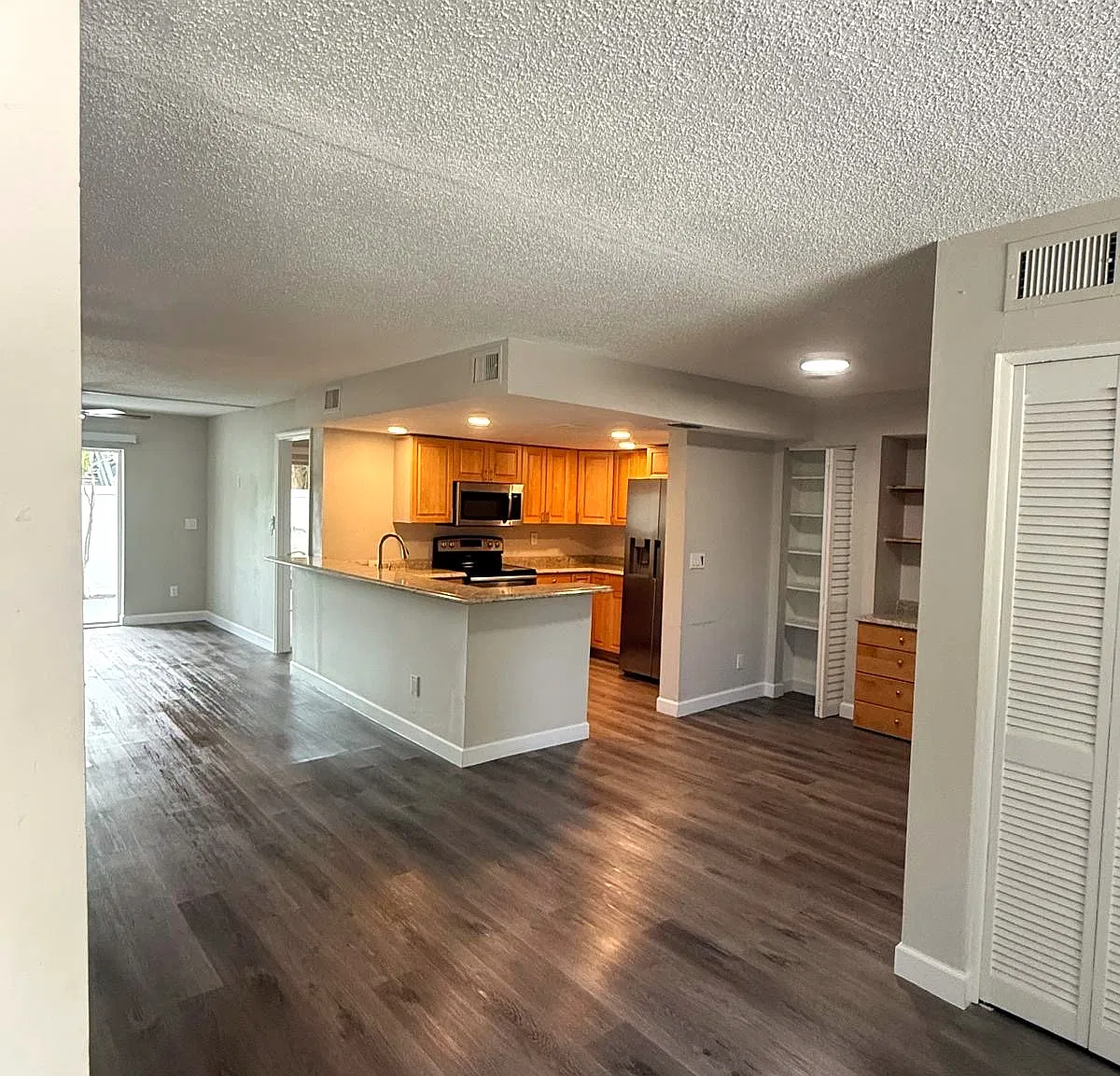 3 bed, 1370 sqft, $2,700 — Photo 2