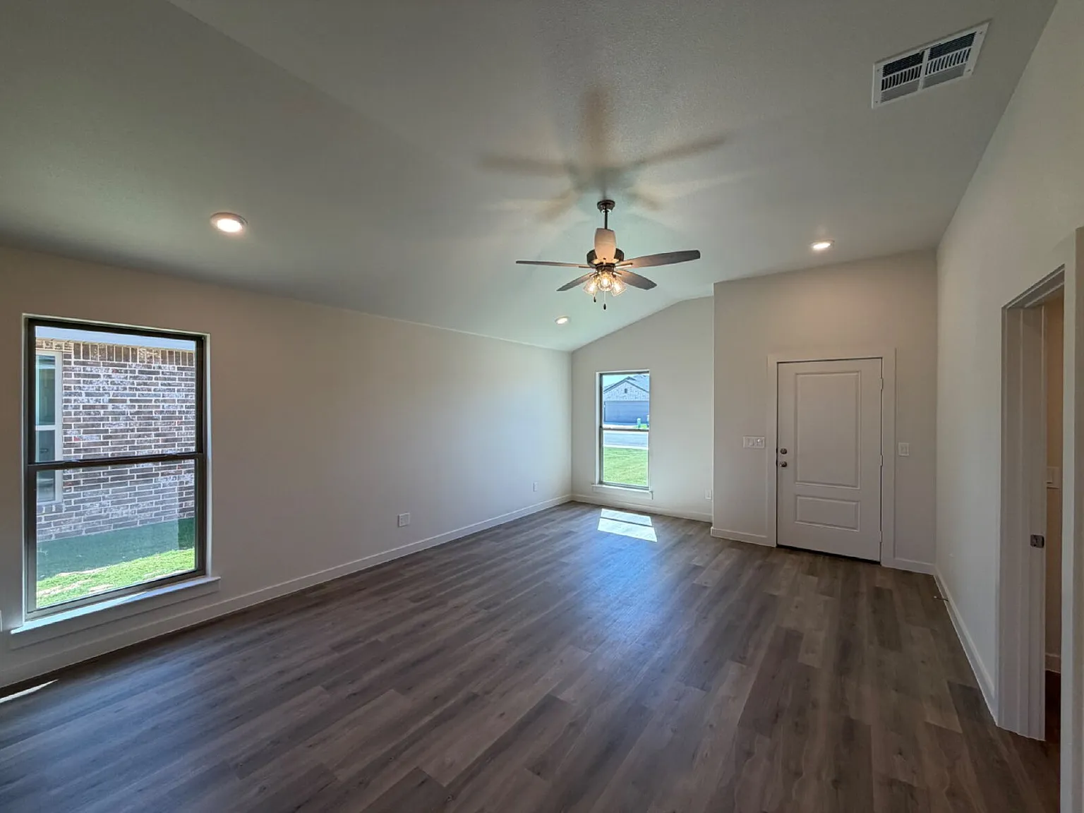 3 bed, 2.0 bath, 1550 sqft, $1,825 — Photo 3