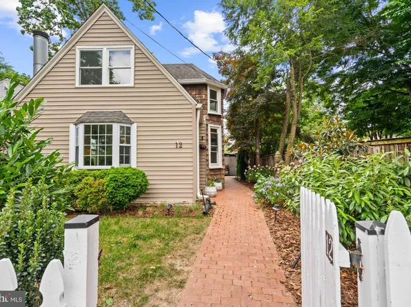 12 Wellesley Cir, Glen Echo, MD 20812