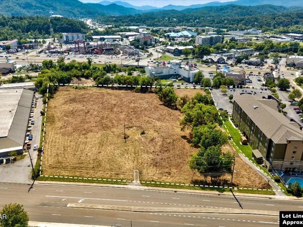 2510 Teaster Ln, Pigeon Forge, TN 37863