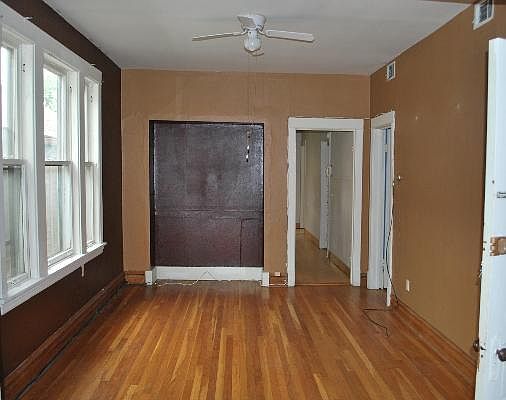 2nd image of 1943 W Addison St