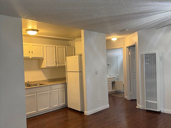 4th image of 136 N Mariposa Ave APT B