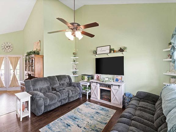 3rd image of 552 Tracy Ln