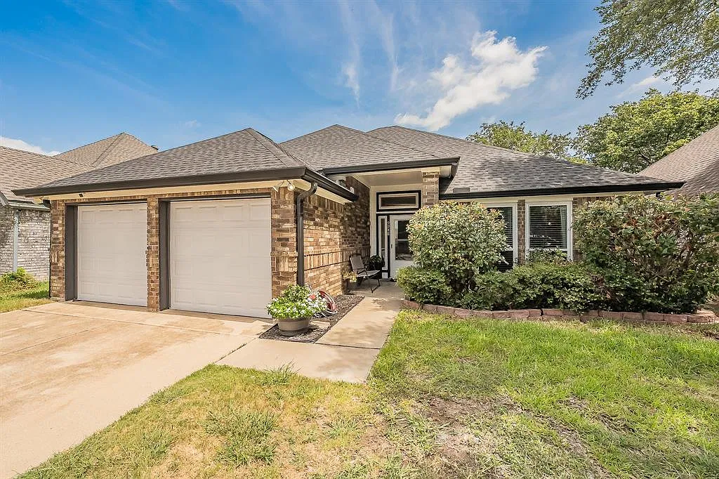 3 bed, 2.0 bath, 1354 sqft, $1,900 — Photo 2
