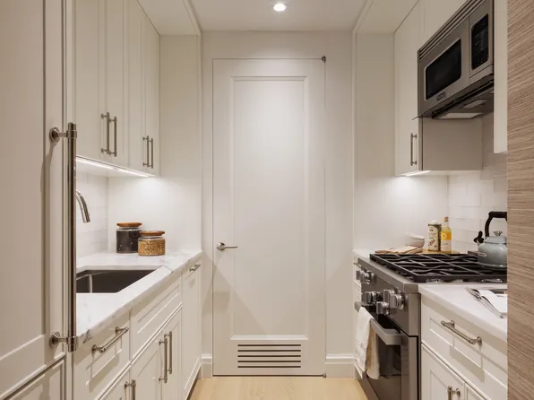 400 East 84th Street image 3 of 18