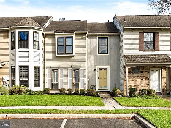 2nd image of 19 Devon Ct