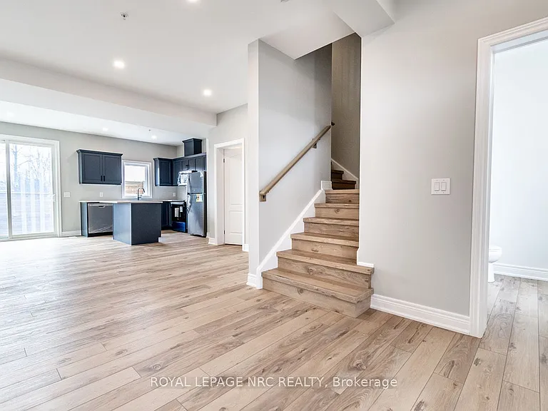 121A Moffatt St #21 — Photo 3
