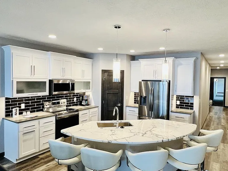 Overview of kitchen - seating for 6 at Quartz kitchen island