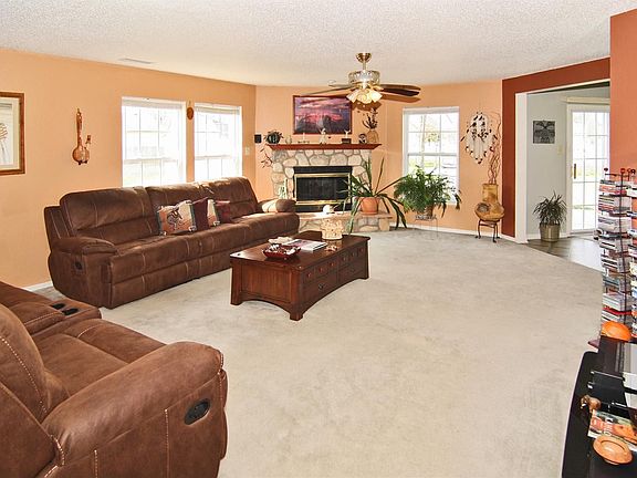 5th image of 1233 Rosemary Ct