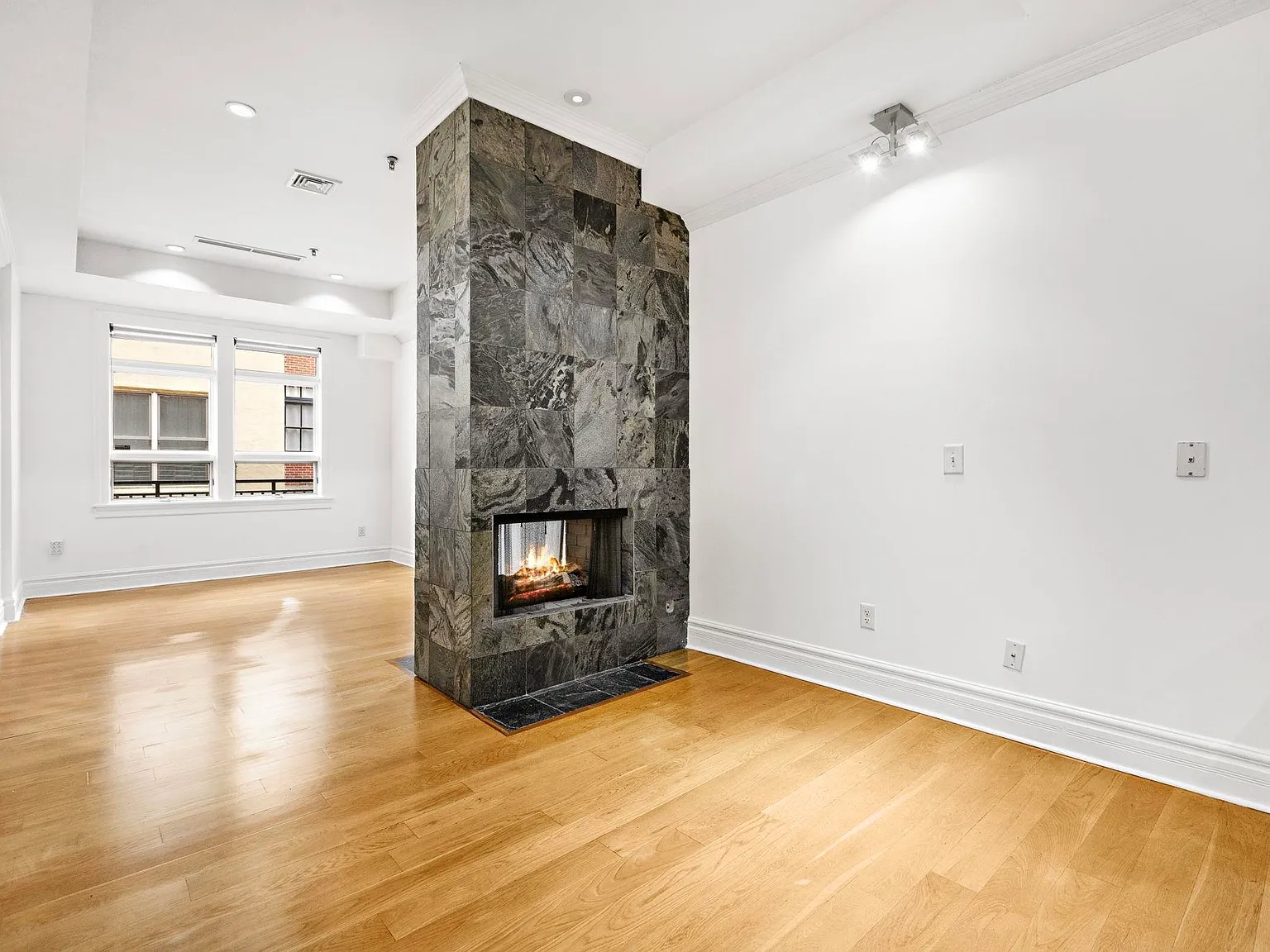 2 bed, 2.0 bath, 1037 sqft, $4,300 — Photo 2