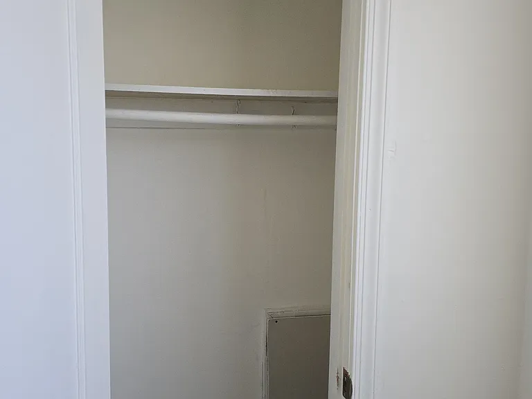 2nd beedroom closet