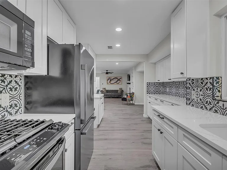 3400 Laguna Dr — Photo 10