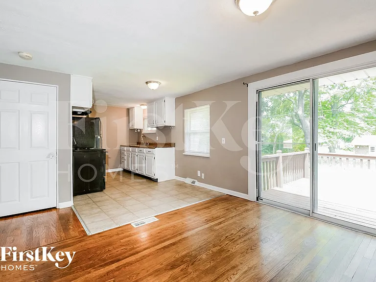 704 Highland Dr — Photo 6