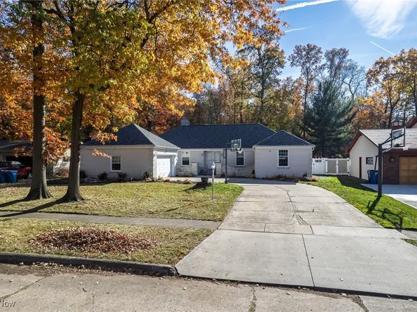 905 Red Hill Dr, Lorain, OH 44052
