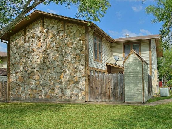 This 2 bedroom, 1.5 bathroom condo is a great find, and features spacious bedrooms, an abundance of storage & a private courtyard.