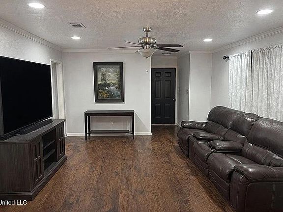 3rd image of 3225 Riverbend Rd