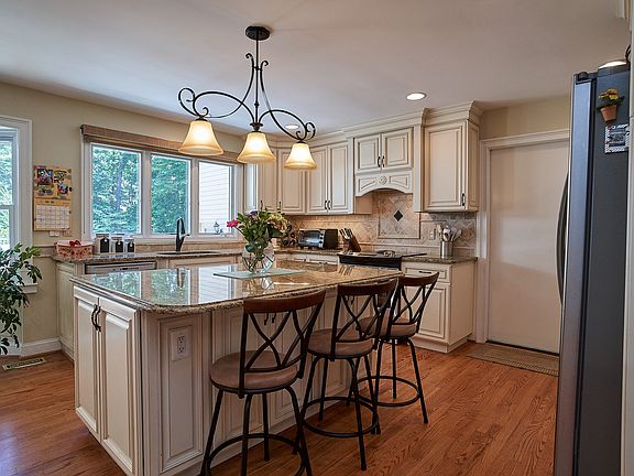 2nd image of 531 Wintersweet Ct