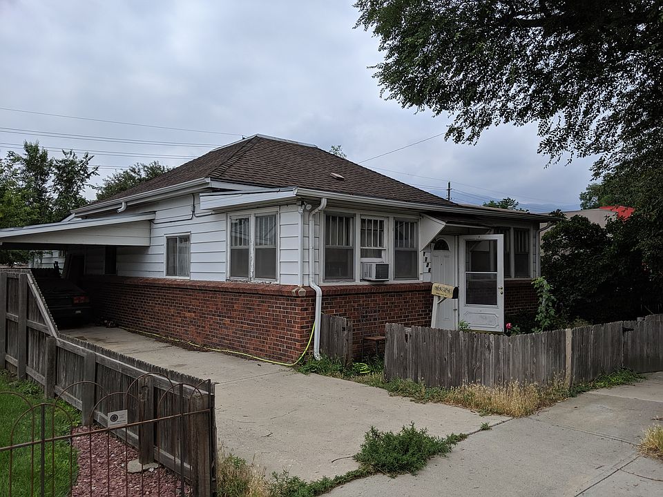 2726 Pine St. plus carport and front yard.