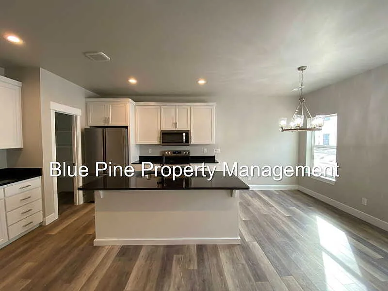 4 bed, 2.5 bath, 1774 sqft, $2,100 — Photo 4