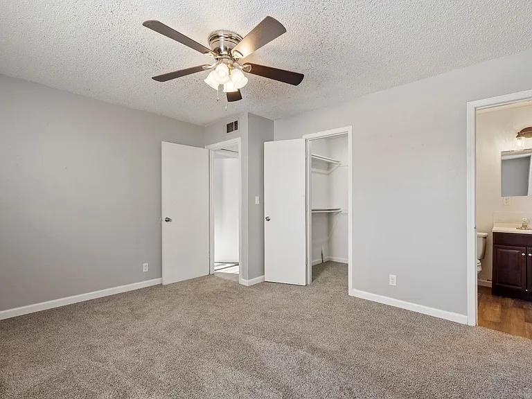 Crossroads Villa Apartments — Photo 31
