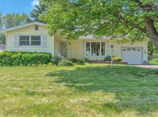90 Logwood St, South Burlington, VT 05403