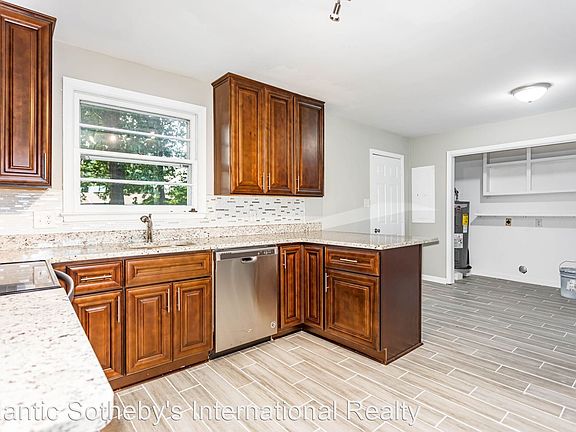 3rd image of 4917 Orleans Dr