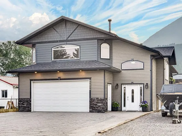 22606 E 10th Ave, Crowsnest Pass, AB T0K 1C0