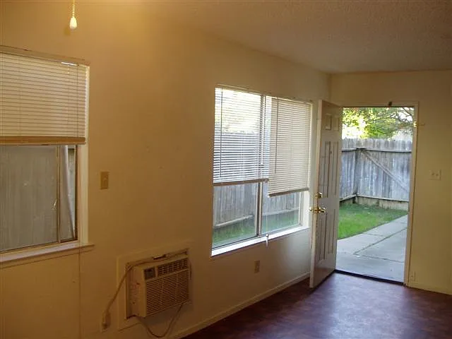 811 Cathedral Ct — Photo 10