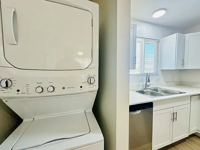 4424 Bellevue Newly Renovated Apartments with All Appliances Included! — Photo 38